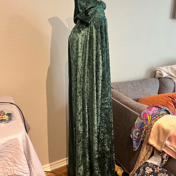 Emerald green cape - Picture 3 of 5